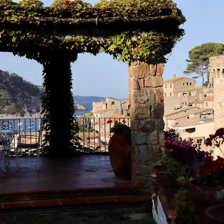 Family terraces and cafés for calm evenings in Brighton